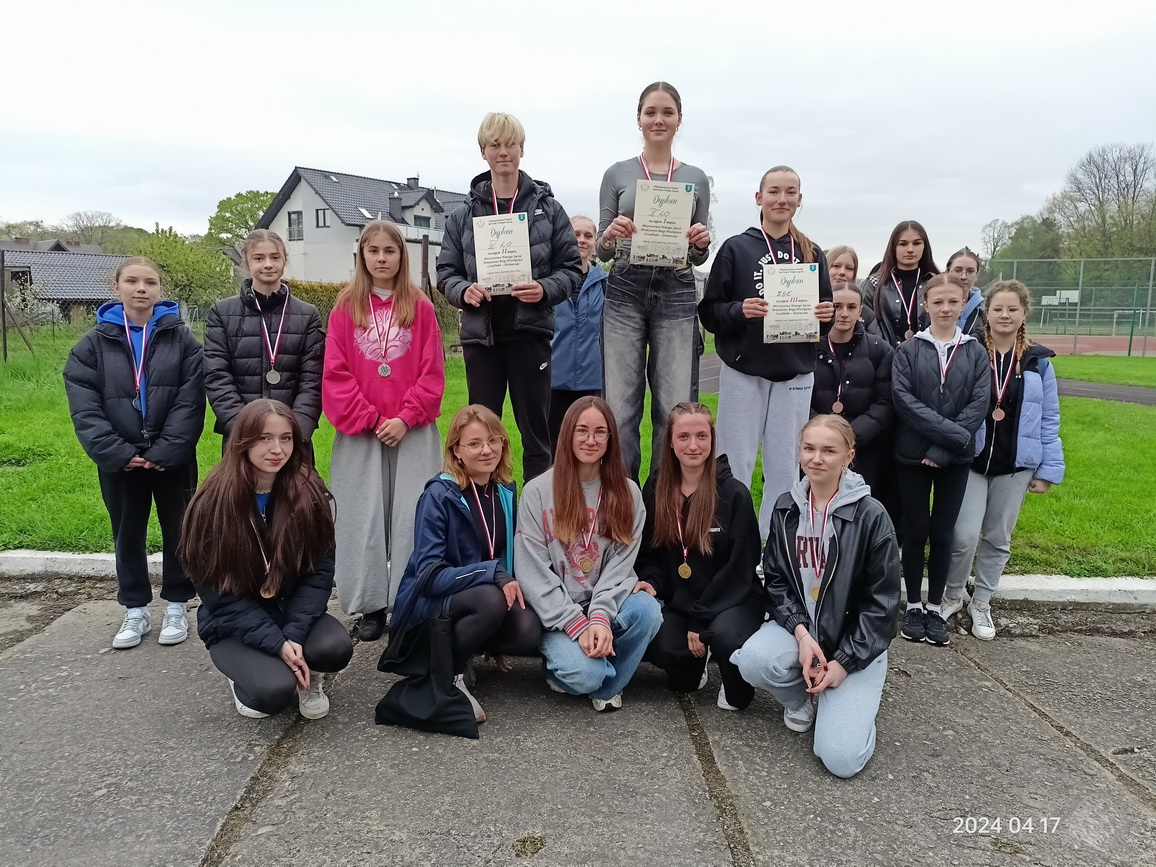 Zdjęcie dbp 17.04 (1)bd727203-b022-4e21-a9b0-23fd1f127bb1.jpg w galerii Drużynowe Biegi Przełajowe Dziewcząt - II LO... pierwsze!